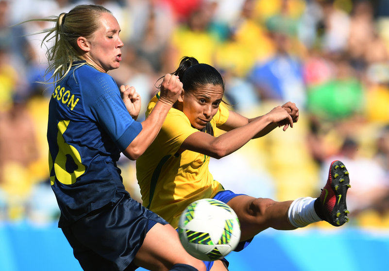 Brazil's player Beatriz (R) vies for the ball with Sweden's Elin Rubensson during their Rio 2016 Olympic Games Women's semi-final match at the Maracana Stadium in Rio de Janeiro, Brazil, on August 16, 2016.    / AFP PHOTO / VANDERLEI ALMEIDA