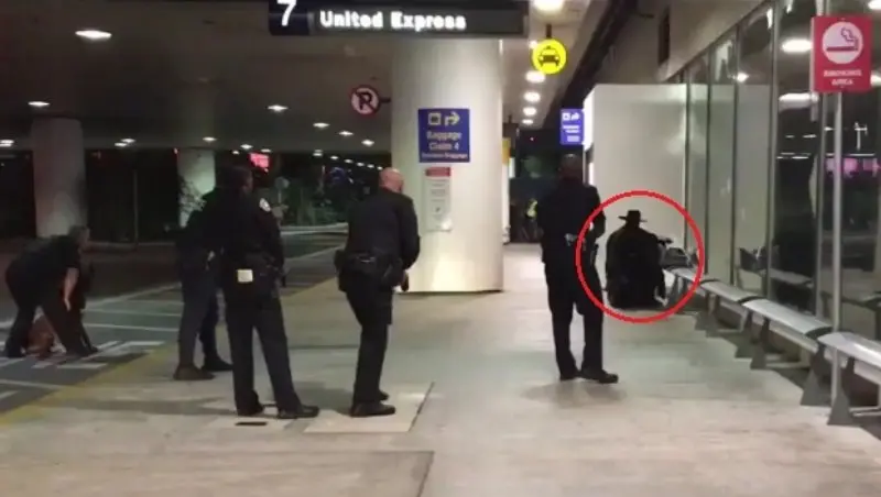 Hombre disfrazado de zorro en LAX