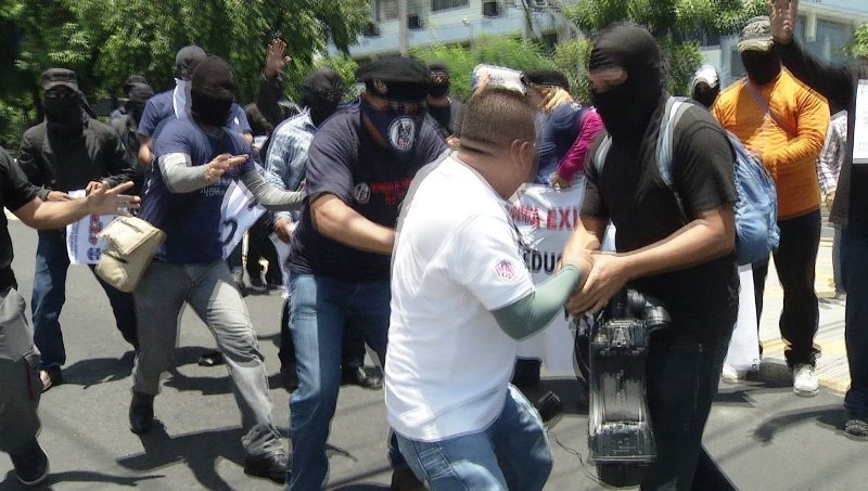 Policías atacan a prensa/Foto Canal 6
