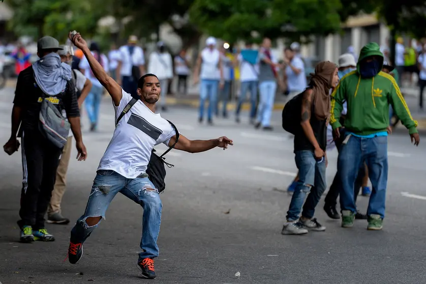 Opposition activists clash with riot police during a march in Caracas, on September 1, 2016.
Venezuela's opposition and government head into a crucial test of strength Thursday with massive marches for and against a referendum to recall President Nicolas Maduro that have raised fears of a violent confrontation. / AFP PHOTO / FEDERICO PARRA