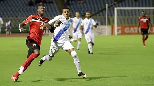 Trinidad and Tobago defender Sheldon Bateau (L) vies for the ball with Guatemala midfielder Gerson Tinoco during their FIFA World Cup 2018 qualifier football match at the Hasely Crawford stadium in Port-of-Spain, Trinidad on September 2, 2016. / AFP / ALVA VIARRUEL