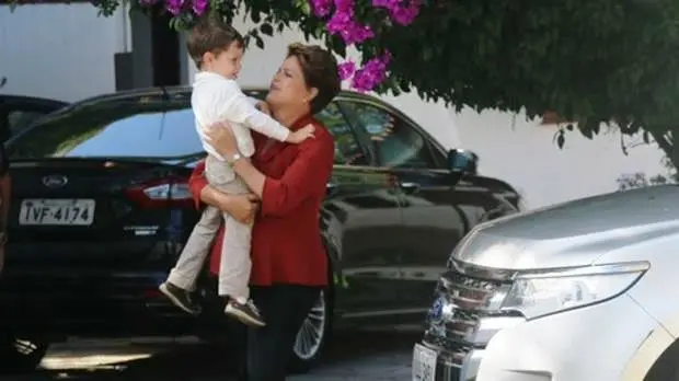 dilma con niño