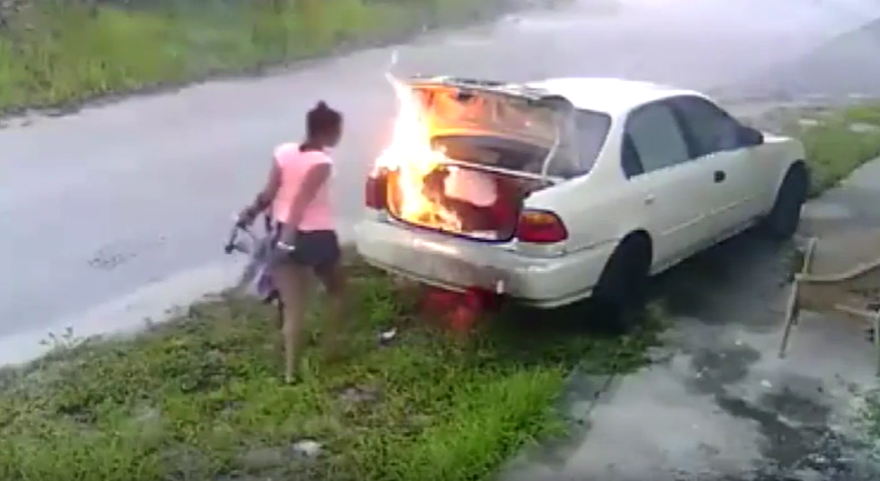 mujer prende fuego auto