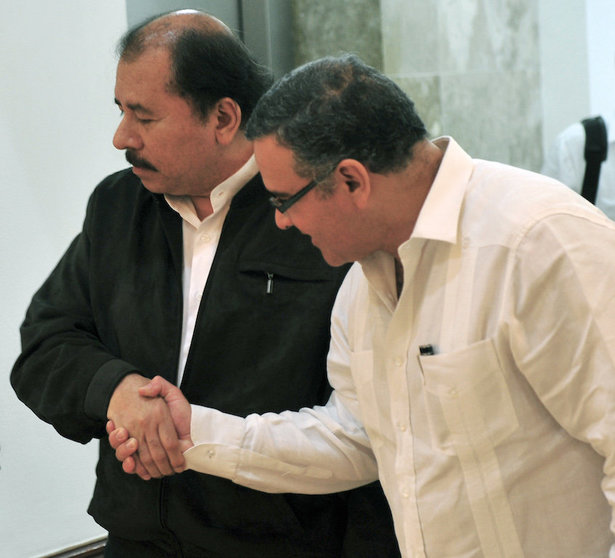 Funes y el presidente Daniel Ortega. Foto: archivo AFP.