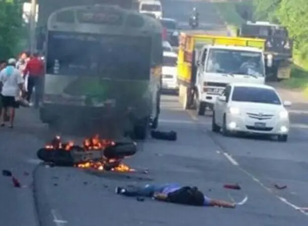 motociclista muere después de colisionar contra bus