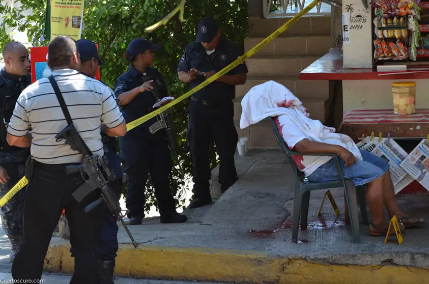 ACAPULCO, GUERRERO, 04FEBRERO2016.-
Asesinan a una persona con un arma de fuego, calibre 9 milímetros, en la calle 4 de la colonia Alianza Popular, afuera de su miscelánea; al lugar, llegaron elementos policíacos, donde encontraron tres casquillos percutidos.
FOTO: BERNANDINO HERNÁNDEZ /CUARTOSCURO.COM