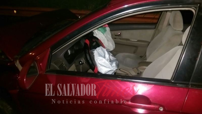 Del impacto el vehículo expulsó las bolsas de aire/Foto El Salvador Times.