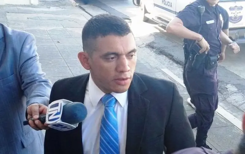 Capitan Lizando Sánchez al momento de ingresar a audiencia por fraude procesal en caso motociclista/ Foto FGR