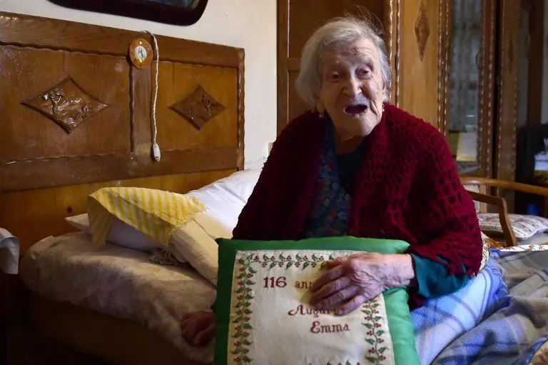 Emma Morano, 116, poses for AFP photographer in Verbania, North Italy, on May 14, 2016.  
Emma Morano is the oldest living person in the world, and the only one left who has touched three centuries. Susannah Mushatt Jones, a New York woman several months her senior, died on May 12 evening, making Morano the world's oldest known person at 116. / AFP PHOTO / OLIVIER MORIN