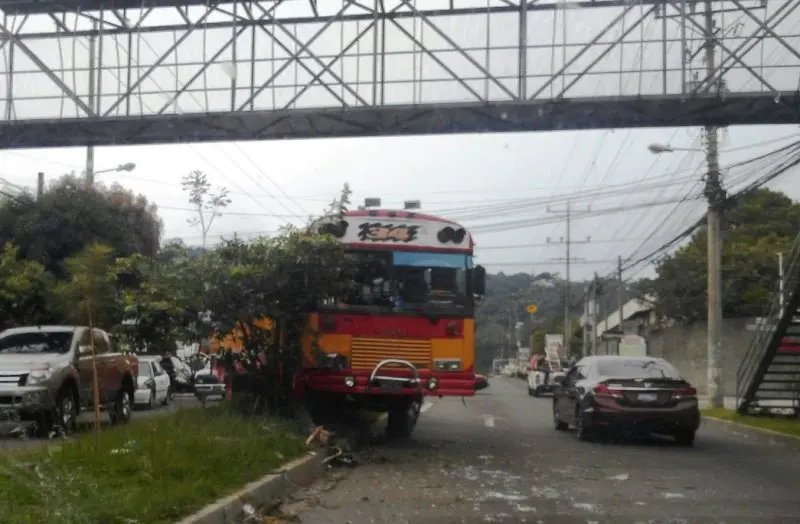 El accidente ocurrió a unos metros de la Embajada Americana, sobre el carril a centros comerciales Foto / vía@markeaton72 