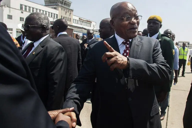 South African president Jacob Zuma (R) is greeted upon his arrival for an official state visit at the Harare International Airport on November 3, 2016 in Harare.
South African President Jacob Zuma on November 3 faced increasing calls to resign after a damaging probe unearthed further evidence of alleged corruption at the top of the ANC government. The country's anti-graft watchdog ordered a judicial inquiry into possible criminal activity in Zuma's relationship with the Guptas, a wealthy Indian family accused of wielding undue political influence. / AFP PHOTO / JEKESAI NJIKIZANA