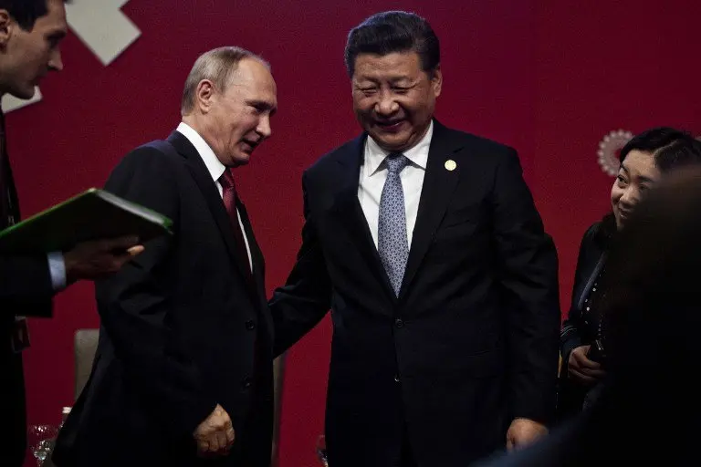 This handout photo taken on November 19, 2016 and released by the official APEC Peru 2016 organisation shows President Vladimir Putin (2nd L) chatting with China's President Xi Jinping (2nd R) at the start of the ABAC and APEC Leaders' Dialogue at the Asia-Pacific Economic Cooperation (APEC) Summit in Lima.
Pacific Rim leaders are meeting in Peru on November 19-20 to push for continued free trade against the backdrop of rising protectionism globally. / AFP PHOTO / APEC PERU 2016 / STR / -----EDITORS NOTE --- RESTRICTED TO EDITORIAL USE - MANDATORY CREDIT "AFP PHOTO / APEC PERU 2016 " - NO MARKETING - NO ADVERTISING CAMPAIGNS - DISTRIBUTED AS A SERVICE TO CLIENTS