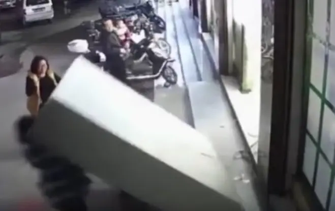 niño muere ras caerle estante 