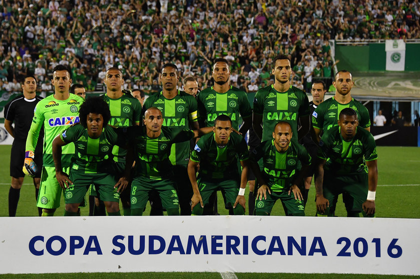 (FILES) This file photo taken on November 23, 2016 shows Brazil's Chapecoense players posing for pictures during their 2016 Copa Sudamericana semifinal second leg football match against Argentina's San Lorenzo  held at Arena Conda stadium, in Chapeco, Brazil.
A plane carrying 81 people, including members of a Brazilian football team, crashed late on November 28, 2016 near the Colombian city of Medellin, officials said. The airport that serves Medellin said that among the 72 passengers and nine crew were members of Chapecoense Real, a Brazilian football club that was supposed to play against Colombia's Atletico Nacional Wednesday in the South American Cup finals.  
 / AFP PHOTO / NELSON ALMEIDA