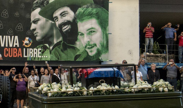 The urn with the ashes of Cuban leader Fidel Castro is seen in Havana starting a four-day journey across Cuba, November 30, 2016.  
The "caravan of freedom" will leave from Havana, making symbolic stops along the 950-kilometer (590-mile) trek that will end in the eastern city of Santiago de Cuba over the weekend. / AFP PHOTO / Juan BARRETO