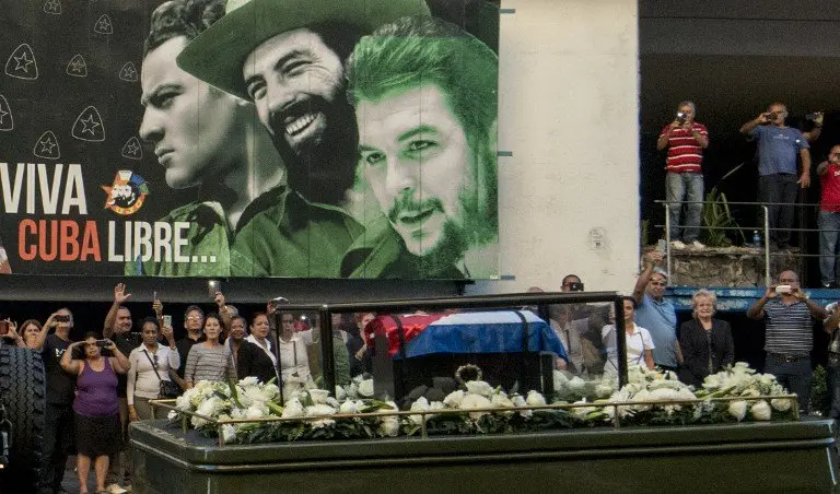The urn with the ashes of Cuban leader Fidel Castro is seen in Havana starting a four-day journey across Cuba, November 30, 2016.
The "caravan of freedom" will leave from Havana, making symbolic stops along the 950-kilometer (590-mile) trek that will end in the eastern city of Santiago de Cuba over the weekend. / AFP PHOTO / Juan BARRETO