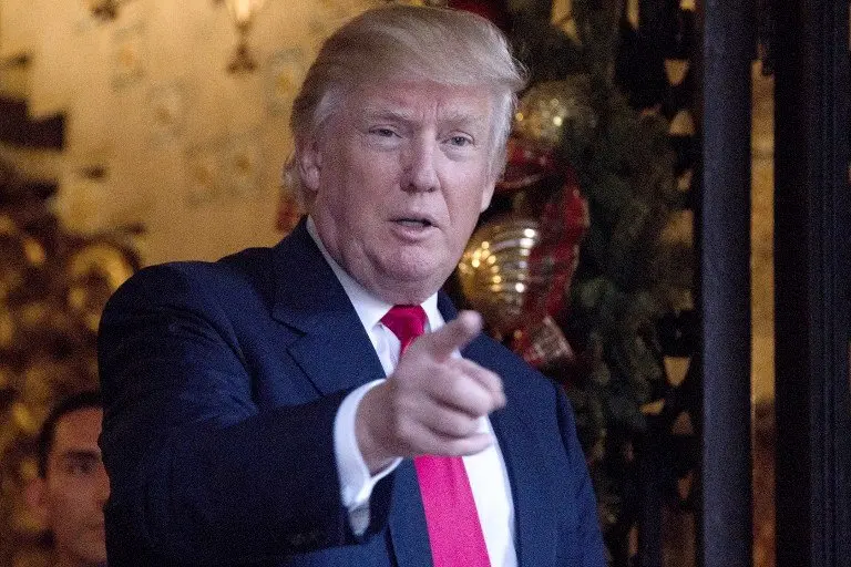US President-elect Donald Trump speaks to reporters at Mar-a-Lago in Palm Beach, Florida where he is taking meetings on December 21, 2016. / AFP PHOTO / JIM WATSON