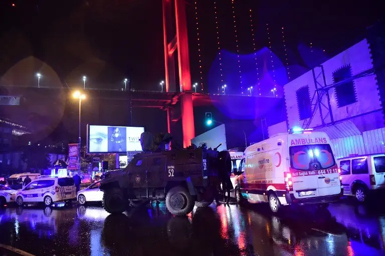 Turkish special force police officers and ambulances are seen at the site of an armed attack January 1, 2017 in Istanbul.
At least two people were killed in an armed attack Saturday on an Istanbul nightclub where people were celebrating the New Year, Turkish television reports said. / AFP PHOTO / YASIN AKGUL