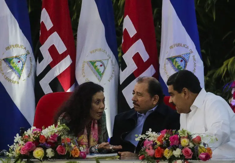Nicaraguan President Daniel Ortega (C), Venezuelan President Nicolas Maduro (R) and Nicaraguan Vice-President Rosario Murillo talk during the inauguration ceremony for his fourth term in office in Managua on January 10, 2017. / AFP PHOTO / INTI OCON