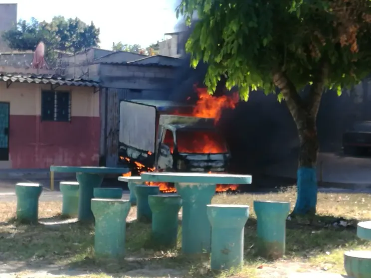 camion incendiado 2