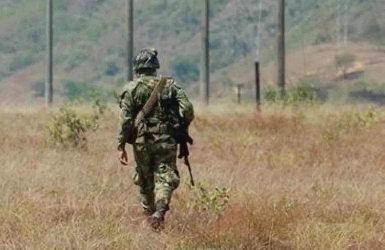 soldado en zona rural