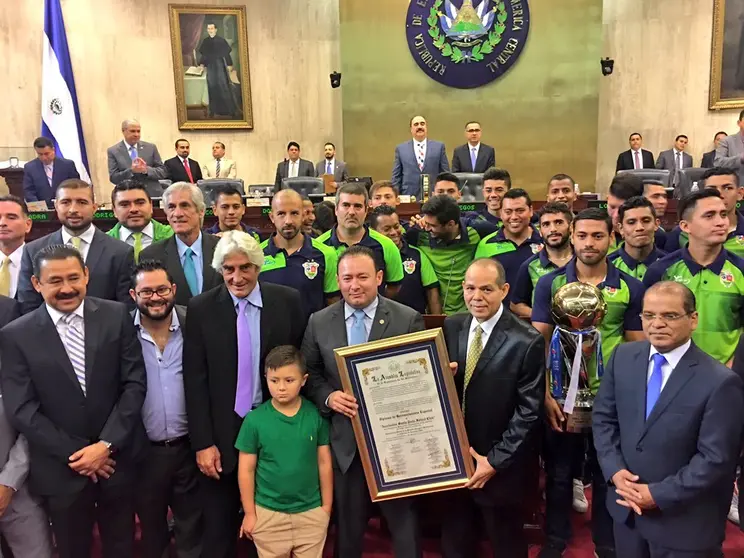 Santa Tecla recibió un reconocimiento como campeón del torneo Apertura 2017.