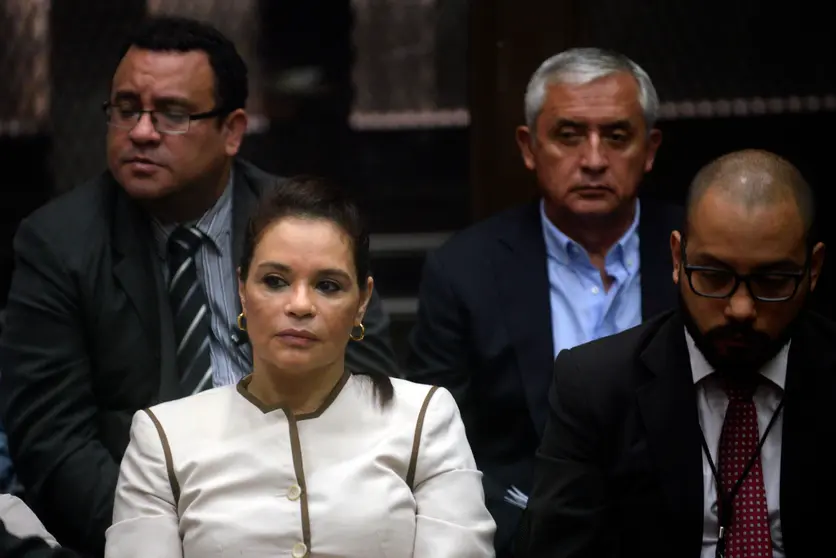 Guatemalan former president Otto Perez Molina (back-R) and former Vice President Roxana Baldetti (front-L) during their hearing at court in Guatemala City on April 25, 2016.
Perez Molina and Baldetti are accused of collecting millionaire bribes to award a contract to build a port terminal. / AFP PHOTO / JOHAN ORDONEZ