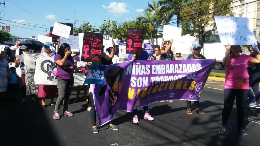 Mujeres marchan aborto