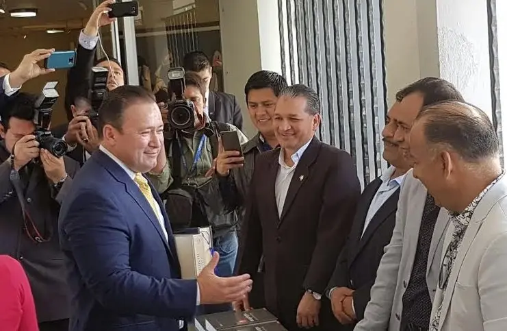 Diputado Guillermo Gallegos recibe una biblia a la entrada del Salón Azul