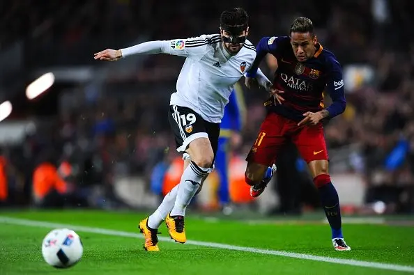 BARCELONA, SPAIN - FEBRUARY 03: Neymar of FC Barcelona competes for the ball with Antonio Barragan of Valencia CF during the Copa del Rey Semi Final first leg match between FC Barcelona and Valencia at Nou Camp on February 3, 2016 in Barcelona, Spain.  (Photo by David Ramos/Getty Images)