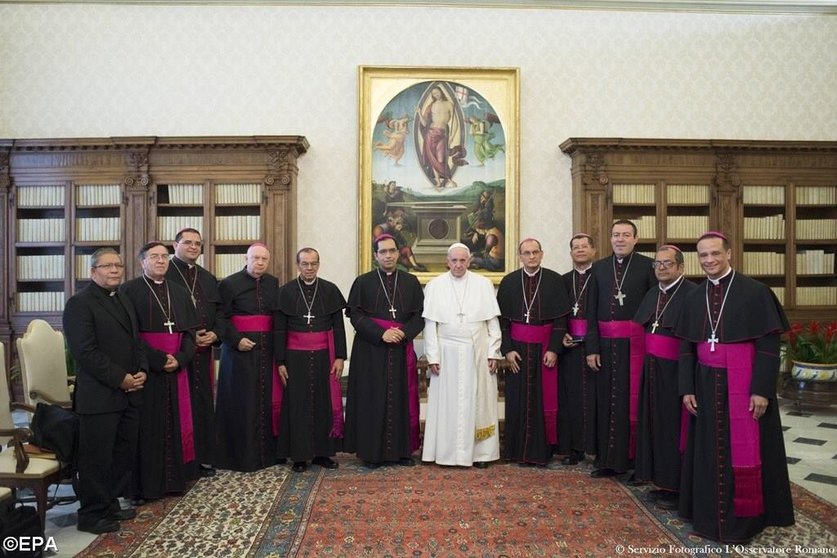 Obispos salvadoreños reunidos con el papa Francisco