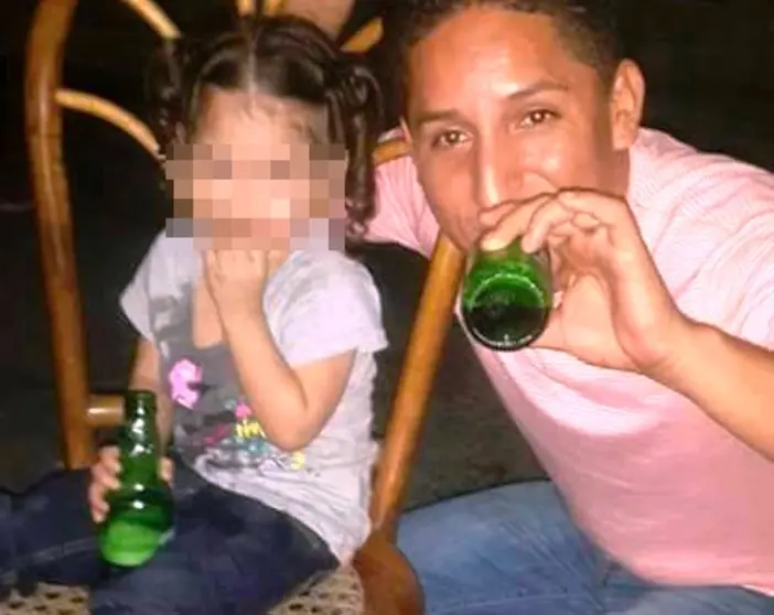 niña con cerveza