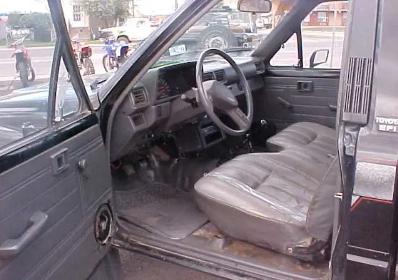 toyota-pickup-interior-5