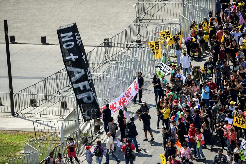 Empleados marchan contra las AFP en Santiago, Chile