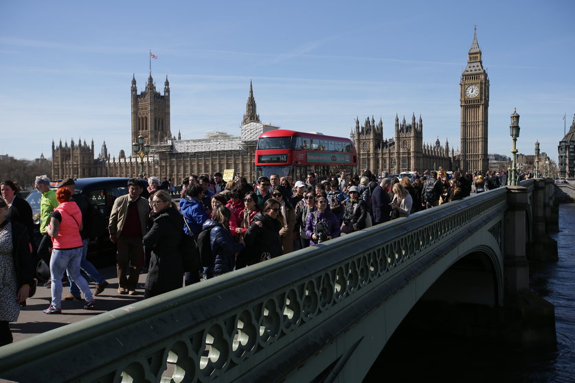 Miles de personas marcharon por el puente de Westminster, frente al parlamento británico