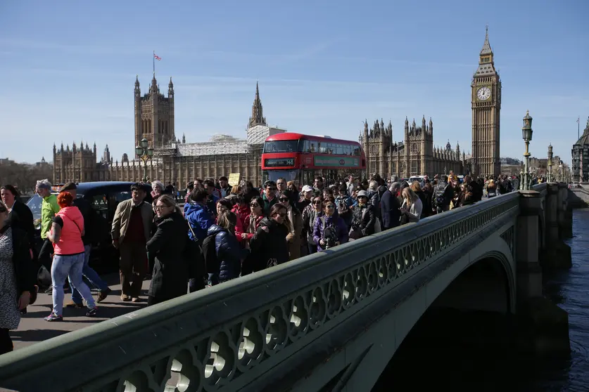 Miles de personas marcharon por el puente de Westminster, frente al parlamento británico