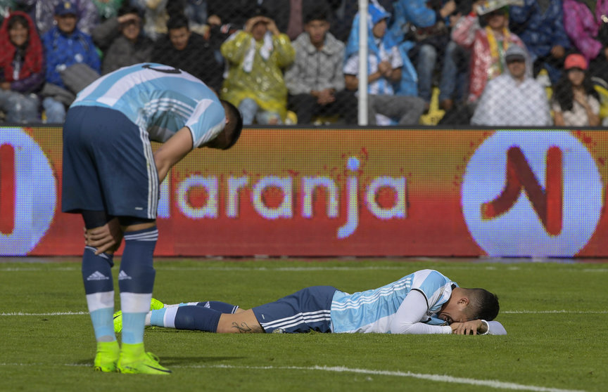 Argentina's Marcos Rojo (R) and Mateo Musacchio react during their 2018 FIFA World Cup qualifier football match in La Paz, on March 28, 2017. / AFP PHOTO / JUAN MABROMATA