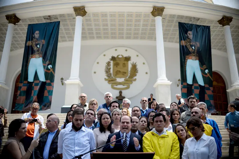 The president of Venezuela's National Assembly Julio Borges (C),  speaks during a press conference in Caracas on March 30, 2017.
Venezuela's Supreme Court took over legislative powers Thursday from the opposition-majority National Assembly, whose speaker accused leftist President Nicolas Maduro of staging a "coup." / AFP PHOTO / FEDERICO PARRA