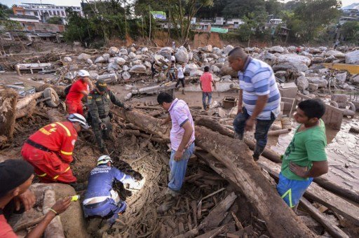 Rescuers seek people among the rubble left by mudslides following heavy rains in Mocoa, Putumayo department, southern Colombia on April 1, 2017. 
A massive avalanche left more than 200 dead and hundreds of injured and disappeared on Saturday in southern Colombia, after heavy rains that have affected the Andean region, especially Peru and Ecuador. / AFP PHOTO / LUIS ROBAYO