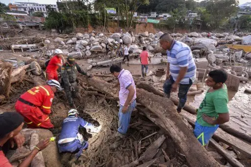 Rescuers seek people among the rubble left by mudslides following heavy rains in Mocoa, Putumayo department, southern Colombia on April 1, 2017.
A massive avalanche left more than 200 dead and hundreds of injured and disappeared on Saturday in southern Colombia, after heavy rains that have affected the Andean region, especially Peru and Ecuador. / AFP PHOTO / LUIS ROBAYO
