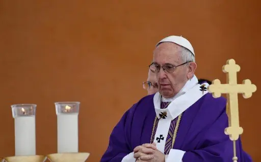 Pope Francis leads a mass during a pastoral visit in Carpi, northern Italy, on April 2, 2017. / AFP PHOTO / Vincenzo PINTO