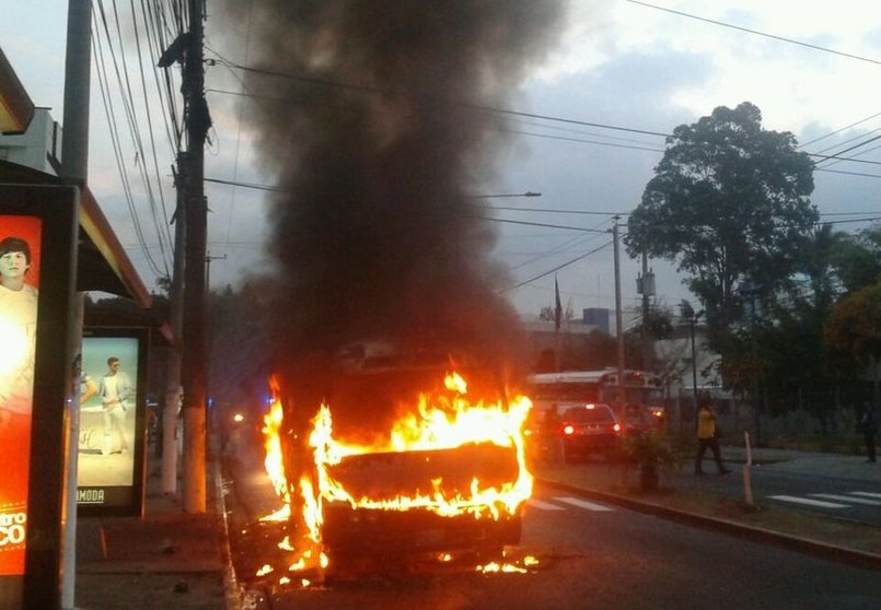 Microbús incendiado en la Manuel Enrique Araujo