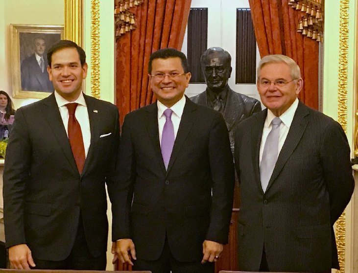 Hugo Martinez con los senadores Marco Rubio y Bob Menendez