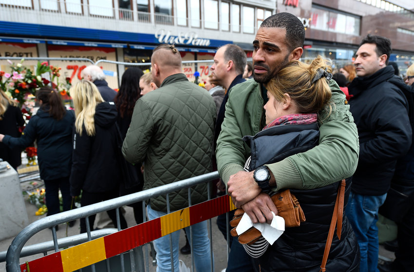Miles de suecos recuerdan a las cuatro víctimas de Estocolmo