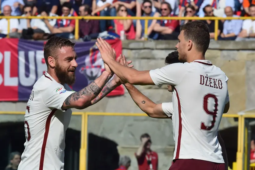 Edin Dzeko, delantero de la Roma, celebra uno de los goles con que vencieron a Bolonia