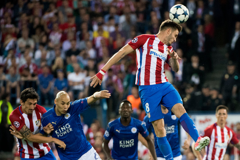 Atletico Madrid's midfielder Saul Niguez goes up for a header during the UEFA Champions League quarter final first leg football match Club Atletico de Madrid vs Leicester City at the Vicente Calderon stadium in Madrid on April 12, 2017. / AFP PHOTO / CURTO DE LA TORRE