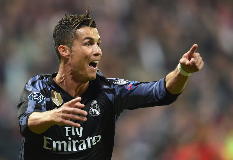 Cristiano Ronaldo, delantero del Real Madrid, celebra su gol número 100 en competencias europeas de clubes