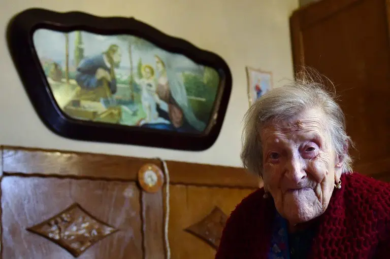 (FILES) This file photo taken on May 14, 2016 shows Emma Morano, 116, posing for AFP photographer in Verbania, North Italy, on May 14, 2016. Emma Morano was the oldest person in the world, and the only one who has touched three centuries. She died on April 15, 2017 at 117. / AFP PHOTO / OLIVIER MORIN