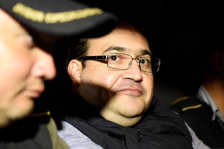 Javier Duarte (C), former governor of the Mexican state of Veracruz, is seen in an autopatrol following his arrest upon his arrival at the Matamoros military barracks in Guatemala City on April 16, 2017.
Duarte, the fugitive former governor of Mexico's Veracruz state suspected of embezzling hundreds of millions of dollars, has been detained in Guatemala after six months on the run, officials said on April 15. / AFP PHOTO / Johan ORDONEZ