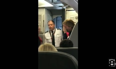 Empleado de American Airlines golpea a pasajera